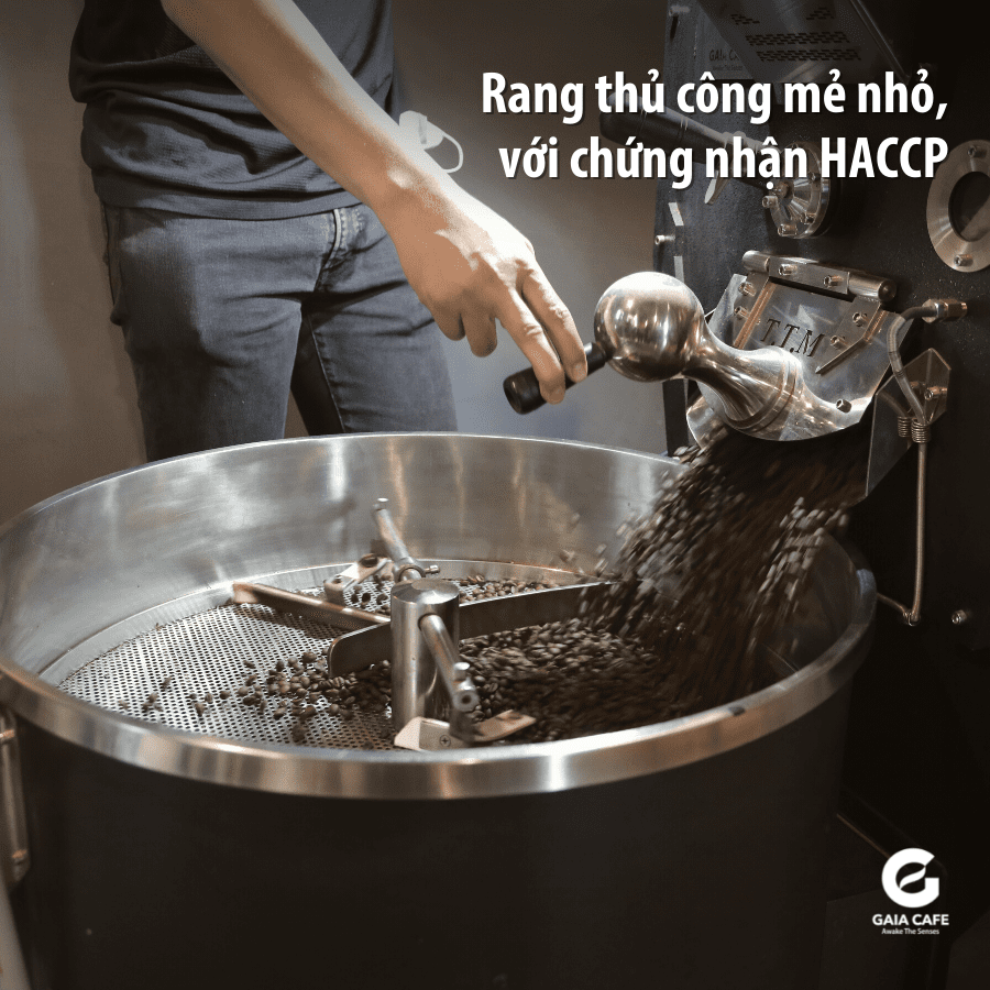 Bình pha cà phê Moka (aka ấm Moka, Moka Pot) có cấu tạo và nguyên lý hoạt động rất đơn giản. Moka Pot bao gồm 3 phần chính: phần chứa nước, phin chứa cà phê rang xay, và bình đựng cà phê sau khi pha xong.